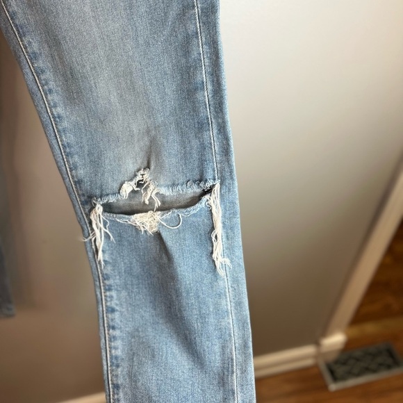 Levi's wedgie Skinny jeans with busted knee light wash Size 26 Button Fly - Picture 6 of 12